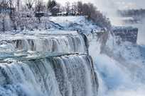 Experience the stunning beauty of Niagara Falls in the winter