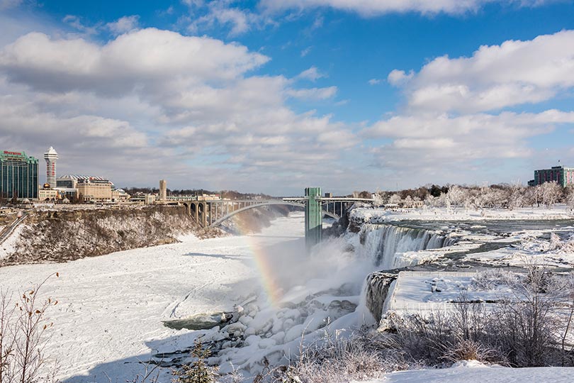 Experience the stunning beauty of Niagara Falls in the winter