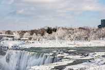 Experience the stunning beauty of Niagara Falls in the winter
