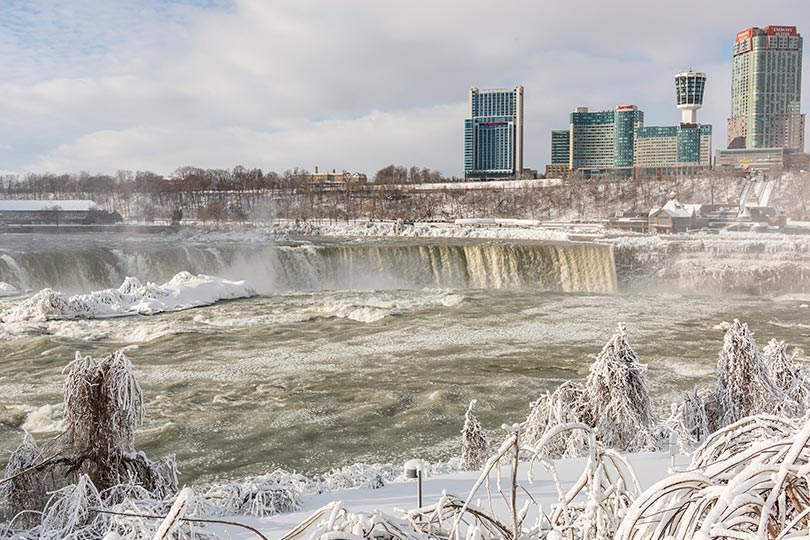 Experience the stunning beauty of Niagara Falls in the winter